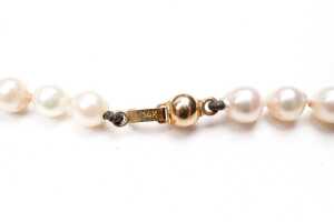 A semi baroque pearl necklace to a 14 carat yellow gold clasp - 4