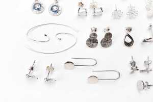 A collection of earrings in sterling silver - 4