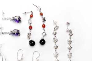 A collection of earrings and one pendant in sterling silver - 3