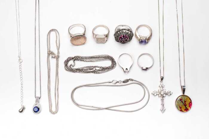 A collection of jewellery in sterling silver