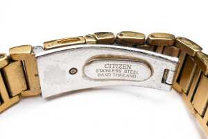 A Citizen Eco Drive watch in gold plated stainless steel - 4
