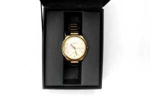 A Citizen Eco Drive watch in gold plated stainless steel - 5