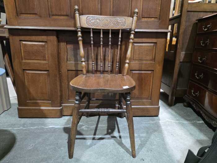 Pressed back kangaroo chair