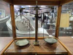Antique H.L. Becker & Fils. analytical balance scales in timber and glass case - 2