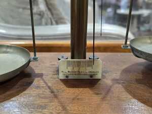Antique H.L. Becker & Fils. analytical balance scales in timber and glass case - 4