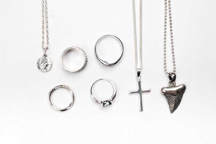 A collection of jewellery in sterling silver