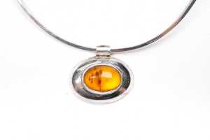 An amber collier and a paua shell necklace in sterling silver - 3