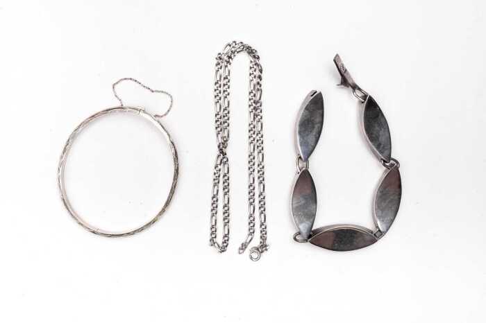 A collection of jewellery in sterling silver