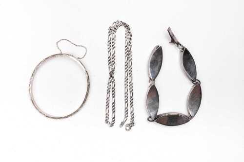 A collection of jewellery in sterling silver