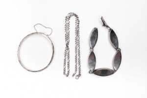 A collection of jewellery in sterling silver