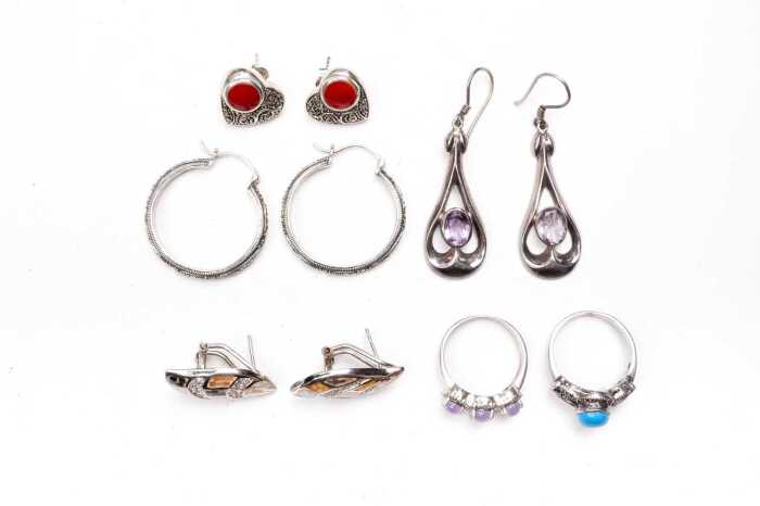 A collection of jewellery in sterling silver