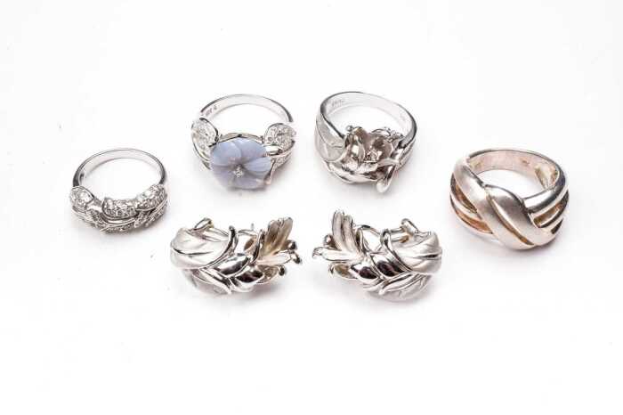 A collection of jewellery in sterling silver