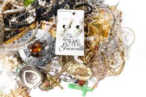 A collection of costume jewellery - 2