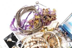 A collection of costume jewellery - 3
