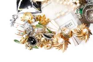 A collection of costume jewellery - 4