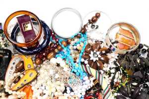 A large collection of costume jewellery and watches - 5
