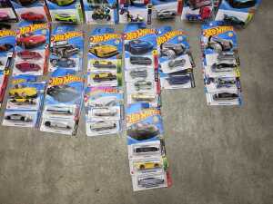 Box of Hot Wheels 50 x mainline Hot Wheels - 3