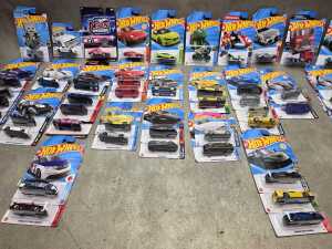 Box of Hot Wheels 50 x mainline Hot Wheels - 4