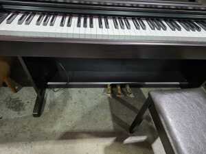 YAMAHA E-piano with stool - 2