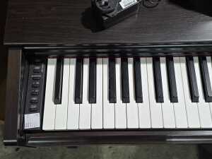 YAMAHA E-piano with stool - 3