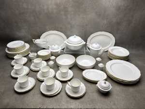 Mikasa 'Majestic Gold' porcelain dinner setting for eight