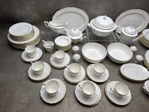 Mikasa 'Majestic Gold' porcelain dinner setting for eight - 2