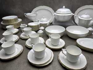 Mikasa 'Majestic Gold' porcelain dinner setting for eight - 4
