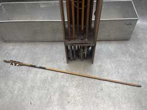 Collection of arrows with metal tips and feather fletches - 2