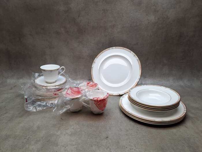 Royal Doulton Hardwick porcelain dinner setting for four
