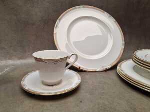 Royal Doulton Hardwick porcelain dinner setting for four - 2