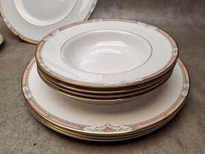 Royal Doulton Hardwick porcelain dinner setting for four - 3