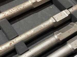 Boxed pneumatic chisels - 3