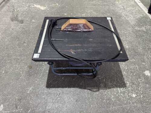 Bench-mounted scroll saw