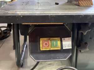 Bench-mounted scroll saw - 3