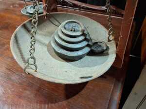 Antique cast iron balance scales with weights - 4