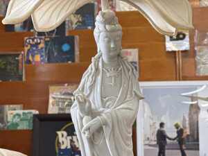 Blanc de Chine porcelain figural lamp - 3