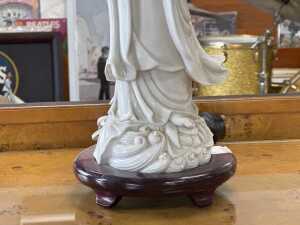 Blanc de Chine porcelain figural lamp - 4