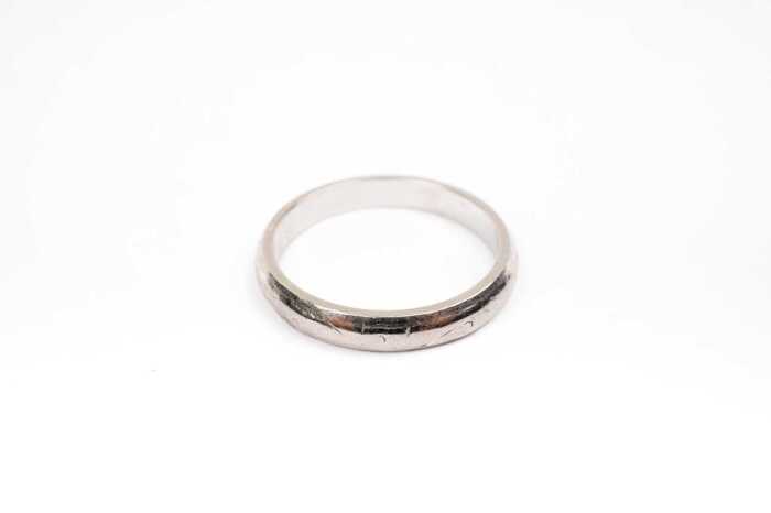A wedding band in 18 carat white gold