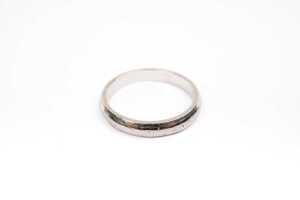 A wedding band in 18 carat white gold