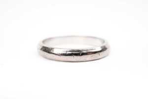 A wedding band in 18 carat white gold - 2