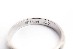 A wedding band in 18 carat white gold - 4