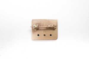 A sapphire and diamond M Brooch in 9 carat yellow gold - 2