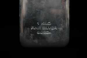 A silver ingot, 1kg - 3