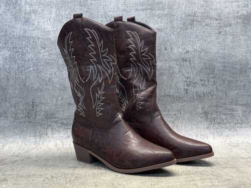 Pair of Women's boots size EU 41