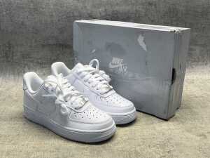 Nike WMNS Air Force 1 '07 size US 6.5 Women's