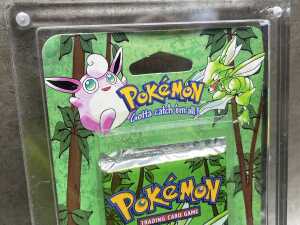 Pok&eacute;mon 1999 Jungle first edition booster pack with acrylic case - 4