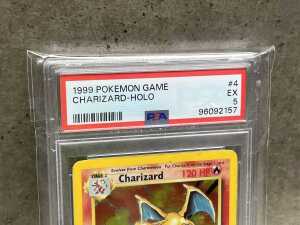 Pok&eacute;mon 1999 Charizard Holo collector card - 2
