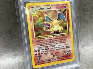 Pok&eacute;mon 1999 Charizard Holo collector card - 3