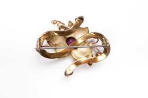 An antique floral garnet and enamel brooch in 15 carat yellow gold - 3