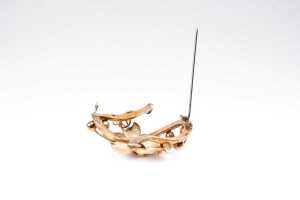 An antique floral garnet and enamel brooch in 15 carat yellow gold - 4